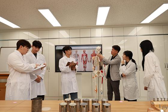 작업치료학과는 삶의 기능을 회복하고 새로운 가능성을 엽니다.